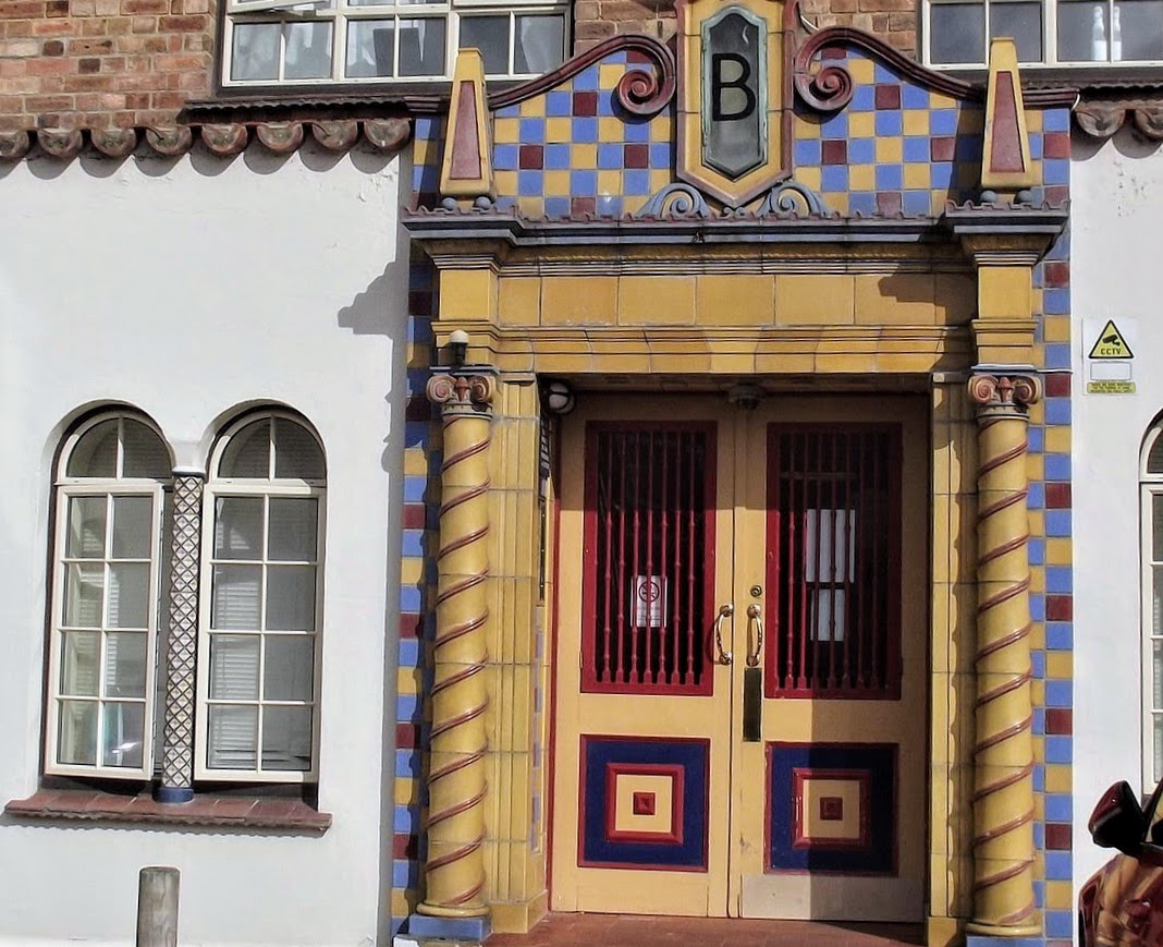 Joseamey's tweet photo. #AdoorableThursday Magnificent entrance at San Remo Towers, 1935. #Boscombe #Bournemouth #ArtDeco #MadeinPoole https://t.co/bjmCNiWHwV