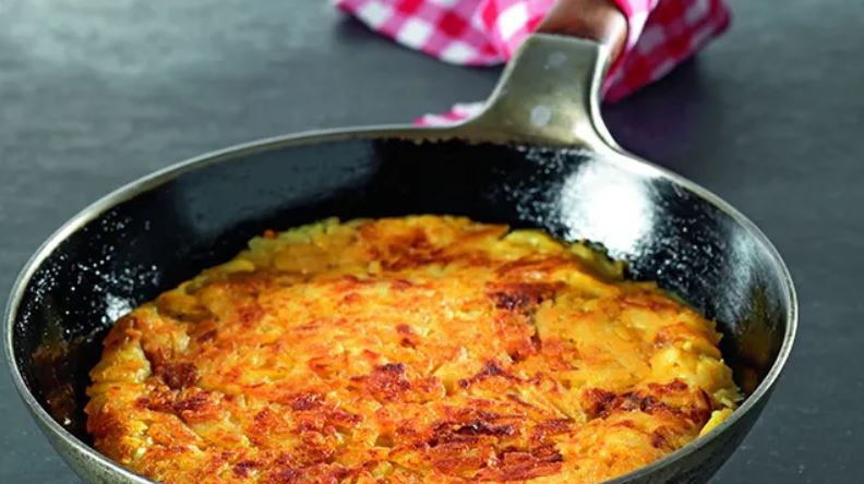 MySwitzerland_i's tweet photo. 🍽️ #Ricette dalla tradizione: i #rösti, che, in origine, erano parte della tipica colazione contadina in Svizzera tedesca, sono oggi un piatto nazionale con molte varianti: i bernesi, per esempio, sono famosi per i loro croccanti rösti al burro 😋 https://t.co/81npPtHpt2 https://t.co/Oow60GBqUw