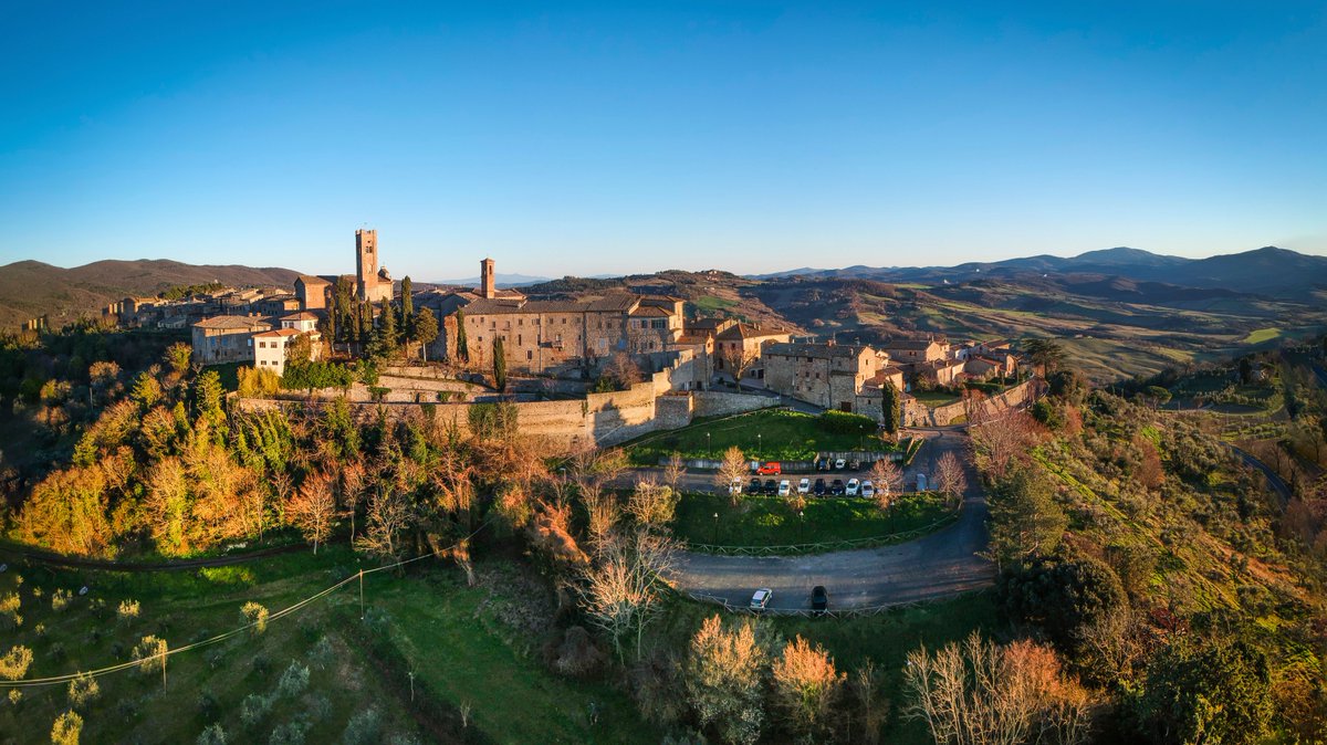 Piccolo, silenzioso, immerso nella natura della Riserva Naturale Cornate e Fosini ma con festival di lunga tradizione e un teatro tanto piccolo quanto unico, questo è Radicondoli. 👉 bit.ly/TobRadicondoli

📷 Amb. turistico Val d'Elsa Val di Cecina
