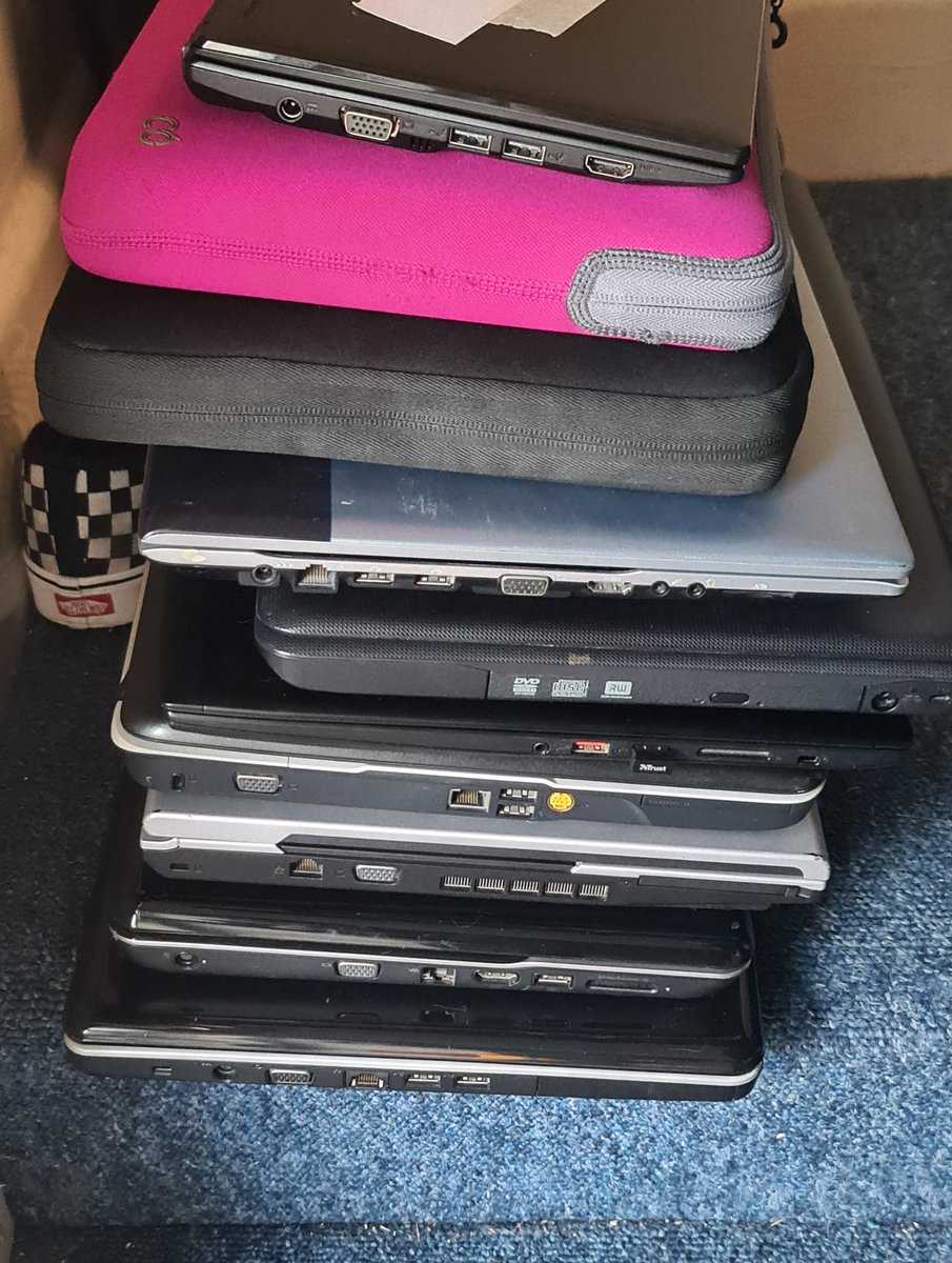 Robfranks's tweet photo. Delivering to school later with a consignment of laptops generously donated by people .all wiped and ready to hand out. Thanks to people's kindness that's lots more children learning at home βΊ
#getchildrenlearning
https://t.co/uRRzV9WIze https://t.co/KDsMJJRUrX