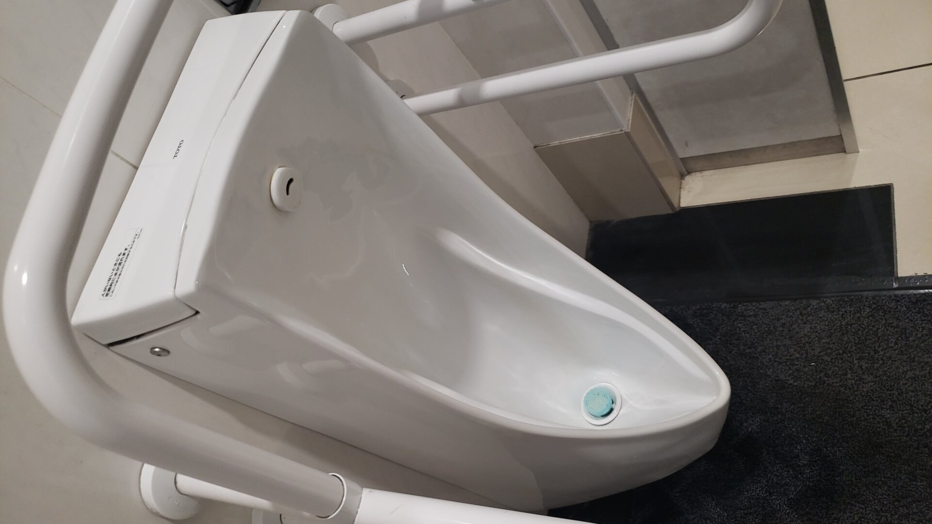 Twitter 上的 将ちゃんの裏垢と言うよりトイレ垢 数年前にホームセンタームサシの１階西側に入居したハローズ広畑店のトイレです めちゃくちゃ広くて開放感のあるムサシのトイレとは対照的にかなりコンパクトで 少し狭めのトイレです ハローズ入居の際に頑張って外