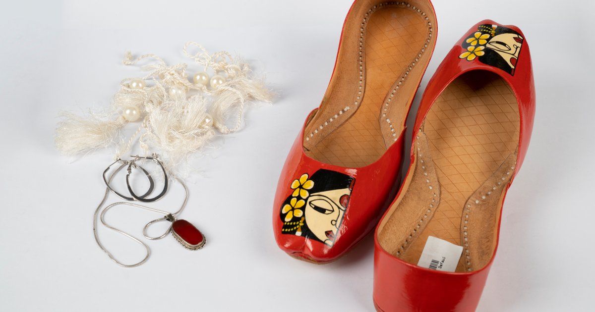KhussaClub's tweet photo. "Mutiyar"
Hand painted leather khussa 
#khussaclub #handpaintedshoes #handpaintedjutti #handpaintedleathershoe #mutiyar https://t.co/atpJLZYQ2r