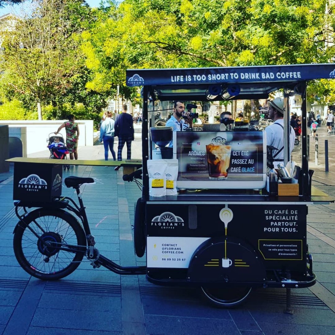 nuovasimonelli's tweet photo. French bicycle coffee cart @FloriansCoffee is equipped with an #AppiaII on board. Running late? No need to give up your #CoffeeBreak – that #Espresso bike is right on the way ⌚  Always perfect timing, always a perfect drink! #NuovaSimonelli https://t.co/MZD7eIdXUY