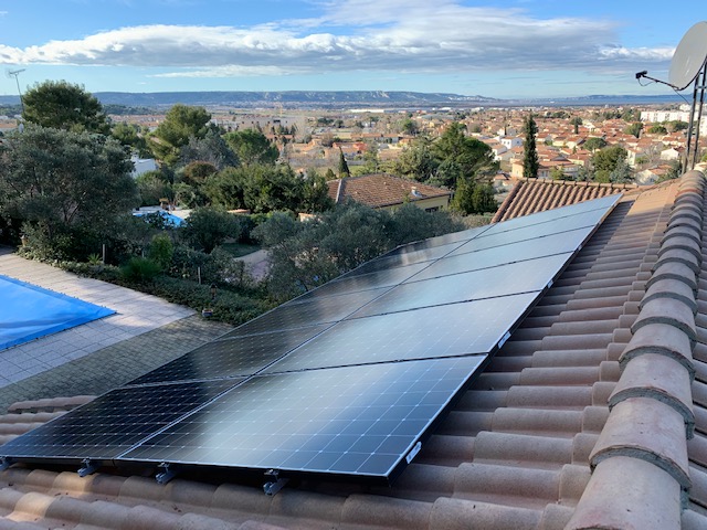 YESWESUN1's tweet photo. Installation solaire photovoltaïque en autoconsommation à Marignane (13) avec :

- 15 panneaux SUNPOWER 350Wc
- 15 Optimiseurs SolarEdge P404

- 1 onduleur centralisé SE6K 
 
 Vos études sur https://t.co/Msm7jDd5Zi☀️😅✅✅✅  

#yeswesun #autoconsomation #sunpower https://t.co/OfgIzKJpwv