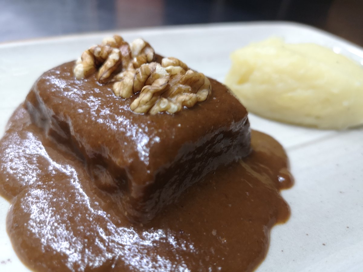 ¿Sabes exactamente cuál es la pieza con el que se hacen las carrilleras ibéricas? Este corte procede de los músculos maseteros del cerdo, es decir, ambos lados de la cara y son tan carnosas por ello. ¡Del cerdo se aprovecha hasta los andares!