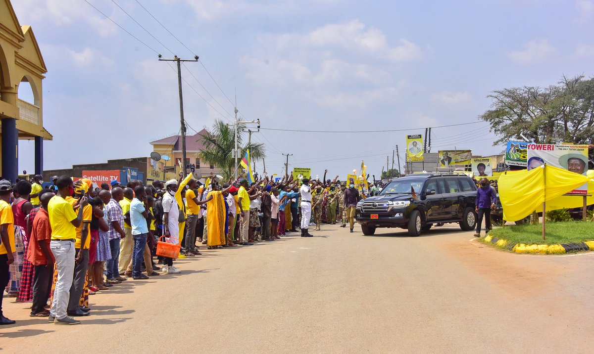 KeitesiSharon's tweet photo. President @KagutaMuseveni on his way back to Kampala from Rwakitura.

#VictorReturns #SecuringYourFuture https://t.co/BWJhnNB6Oa