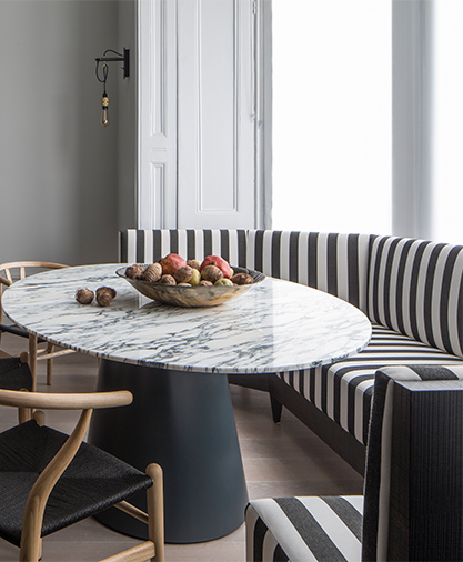 RosWilsonDesign's tweet photo. An oldie but a goodie – banquette #seating in the beautiful bay window of our Belsize Park #Residential project forms the perfect breakfast nook ☕️ https://t.co/BJP2ehhGOm #breakfastnook #kitchendesign #kitchenseating #interiordesign #Interiors #interiordesigner https://t.co/E2WFZZxJbo