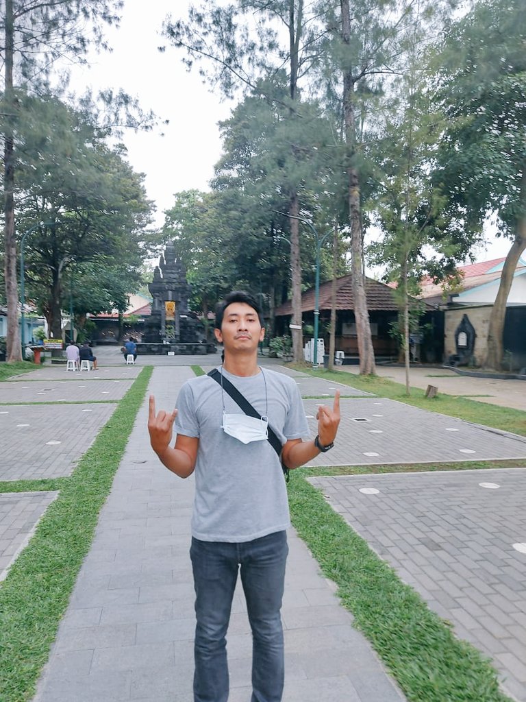 jaweer_'s tweet photo. Kamseuphay goes to ganjuran mamen @gabbywidi https://t.co/93kSyYyFI0