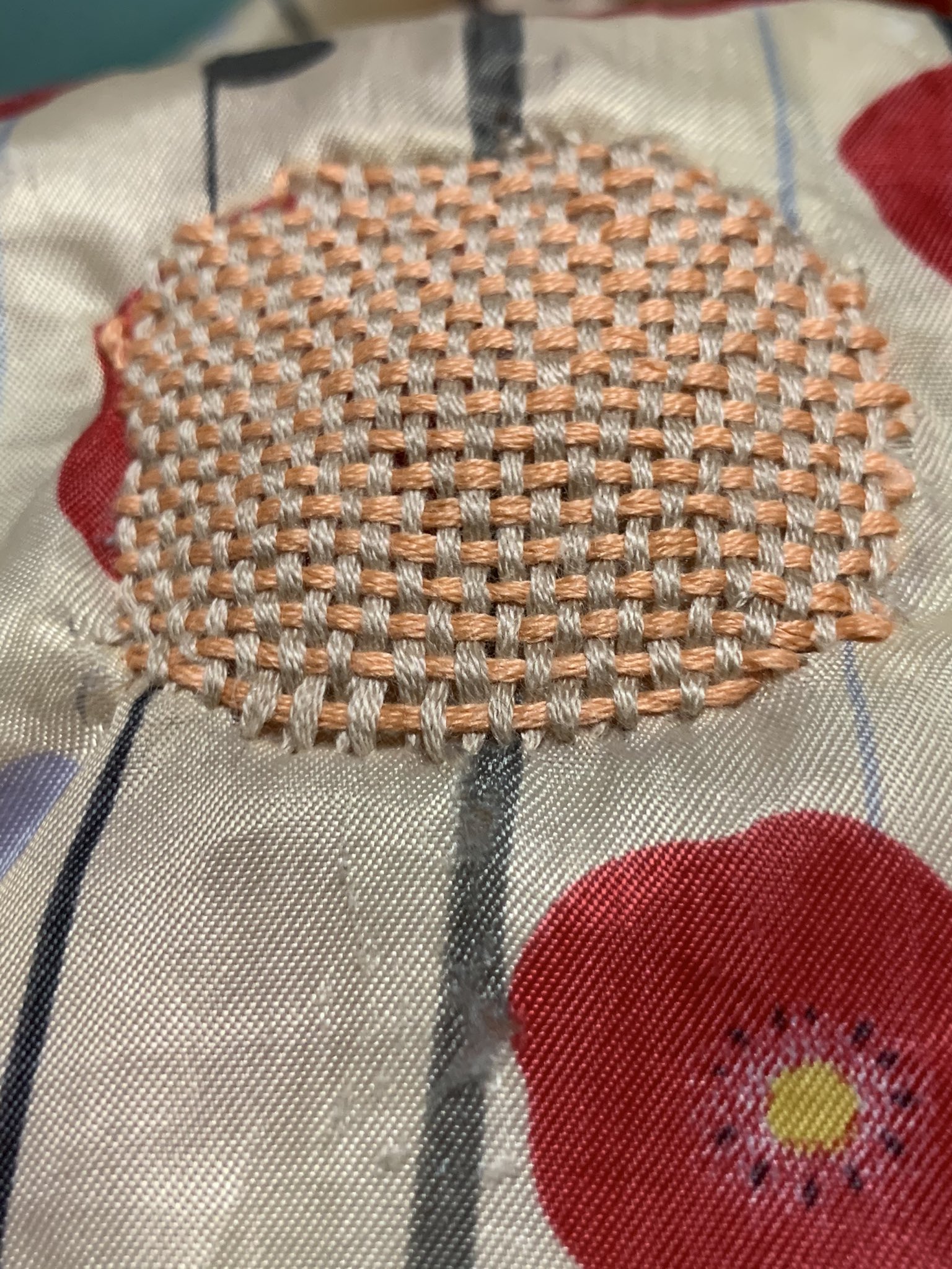 大川大 流行りの手芸につい手を出してしまう ダーニングってやつで買い物袋の穴なおししてみた T Co H54xbn0wdw Twitter