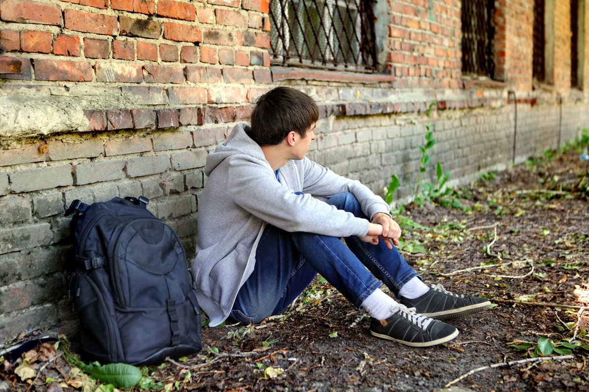 DefenceChildren's tweet photo. Zorgelijk! Uit de dadermonitor van de @NLRapporteur blijkt dat daders van seksuele uitbuiting relatief jong zijn: 1/3 van hen is <23 jaar op het moment van plegen. We moeten investeren in de voorkoming van daderschap van mensenhandel onder jongeren. https://t.co/anGmWaHP84 https://t.co/Ufaj7azcZD