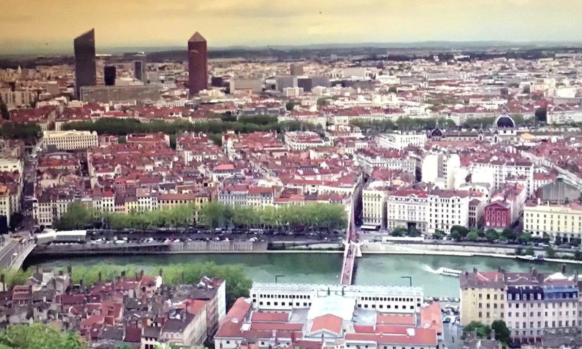 #Lyon capitale mondiale de la gastronomie #1935 <a href="/villedelyon/">Ville de Lyon</a> <a href="/lyoncap/">Lyon Capitale</a> #Bocuse #Rabelais #restaurant #foire #marché #PâtéCroûte #GrasDouble #mâchon  
Rdv avec <a href="/LorinLinda/">Linda Lorin</a> sur Arte.tv et <a href="/ARTEfr/">ARTE</a> vendredi 22/01 à 16h30 #IAV