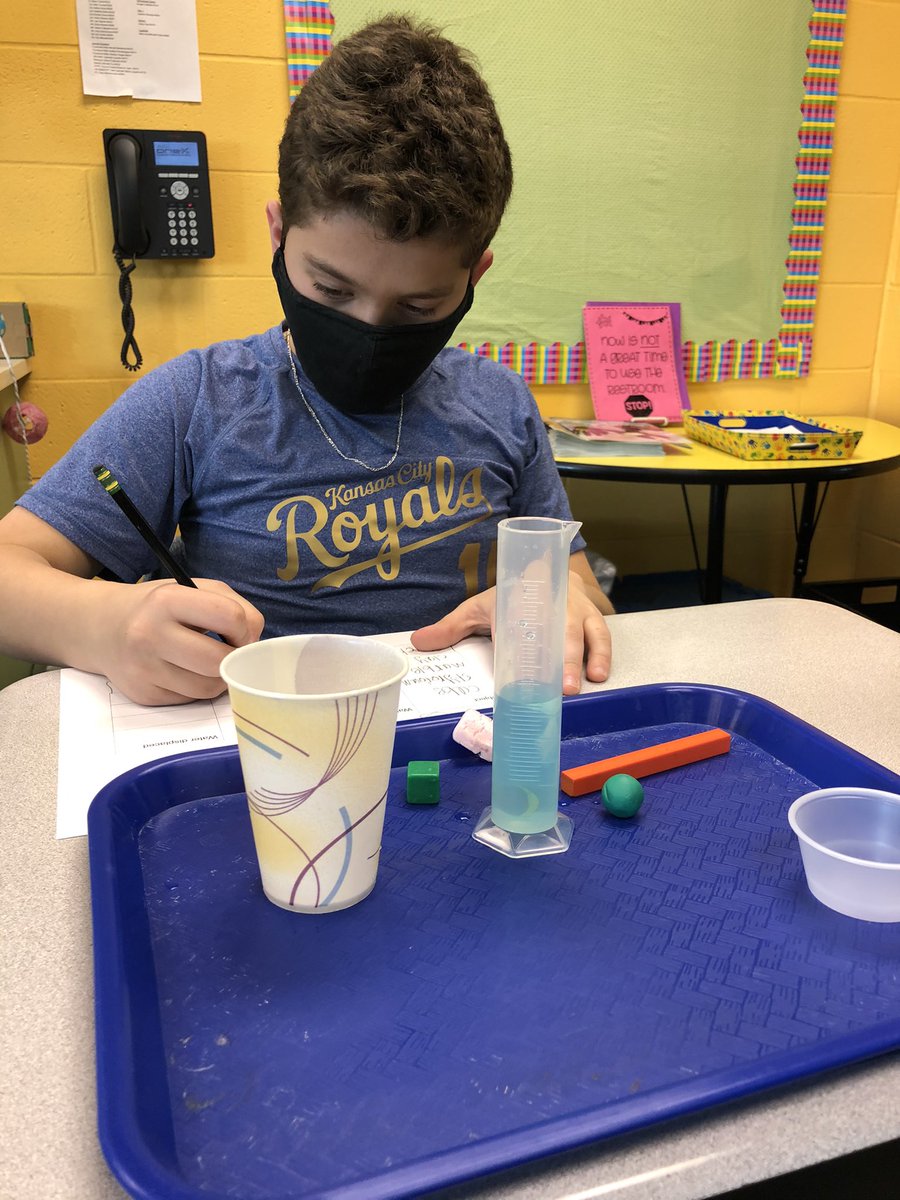 Holder5thgrade's tweet photo. Finding volume of an object by calculating water displacement.  @LBSharks @ISD5thGrade https://t.co/wQw1kMuObO