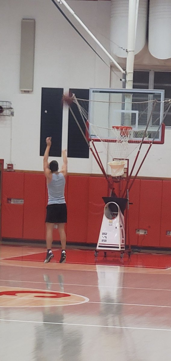 CHS_Basketball2's tweet photo. Early Bird gets the Worm πͺ±and some shots up πͺπͺππ Mikey McLaughlin is locked π in. #RiseAboveTheRest #Sniper #theCTway https://t.co/Uj3qzTpG6S