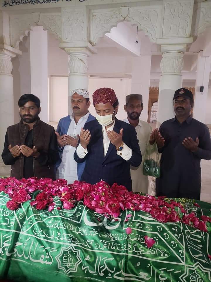 SyedImamHyderS6's tweet photo. پی ایس 52 عمرکوٹ پر ضمنی انتخابات جیت کر ایم پی اے سید امیر علی شاھ نے شہید بھٹو اور شہید محترمہ بینظیر بھٹو کی مزارات پر حاضری دی بیگم نصرت بھٹو، کی مزارات پر بھی حاضری دی
 اور فاتحہ خوانی کی، مزاروں پر پھول چڑھائے
@BBhuttoZardari 
@SyedAmeerAShah 
@MediaCellPPP https://t.co/wvTNQg2gYH