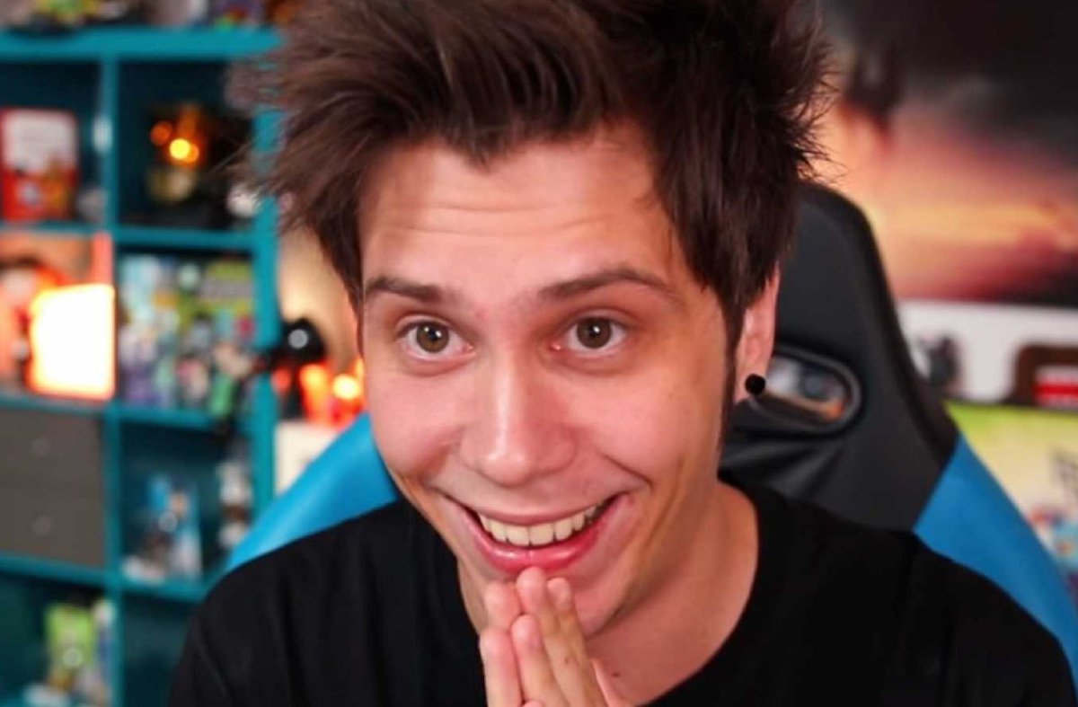 elmundotoday's tweet photo. El Rubius crea un «crowdfunding» para pagar su mudanza a Andorra: https://t.co/BOftrxoCCG https://t.co/L23NJ6sRI5