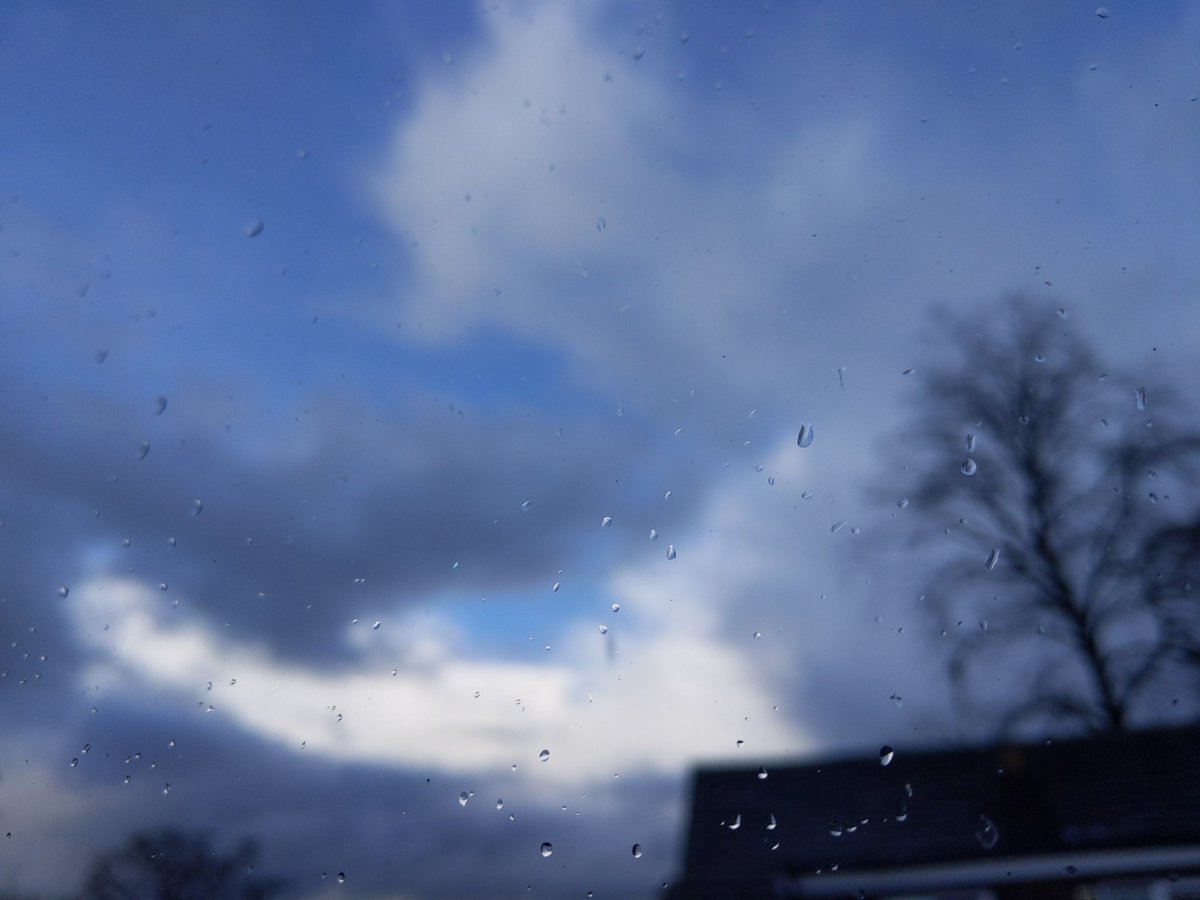 HelSingleton's tweet photo. Morning views from one window #watchingtheweather #SunshineandShowers https://t.co/VfdsPYrwSs