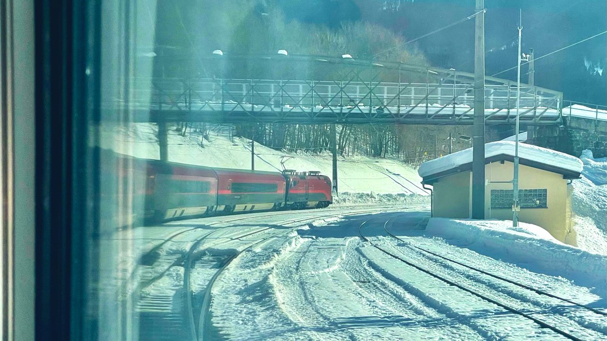 AndreasWiede's tweet image. Another day of commuting between Switzerland🇨🇭and Austria 🇦🇹 on board an @unsereOEBB #Railjet along #Walensee and across the #Arlberg line. The trainset is named “Spirit of Austria”, hence pork roast w/ cabbage &amp;amp; potato dumplings from the @_DiningCar seem to be the perfect match.