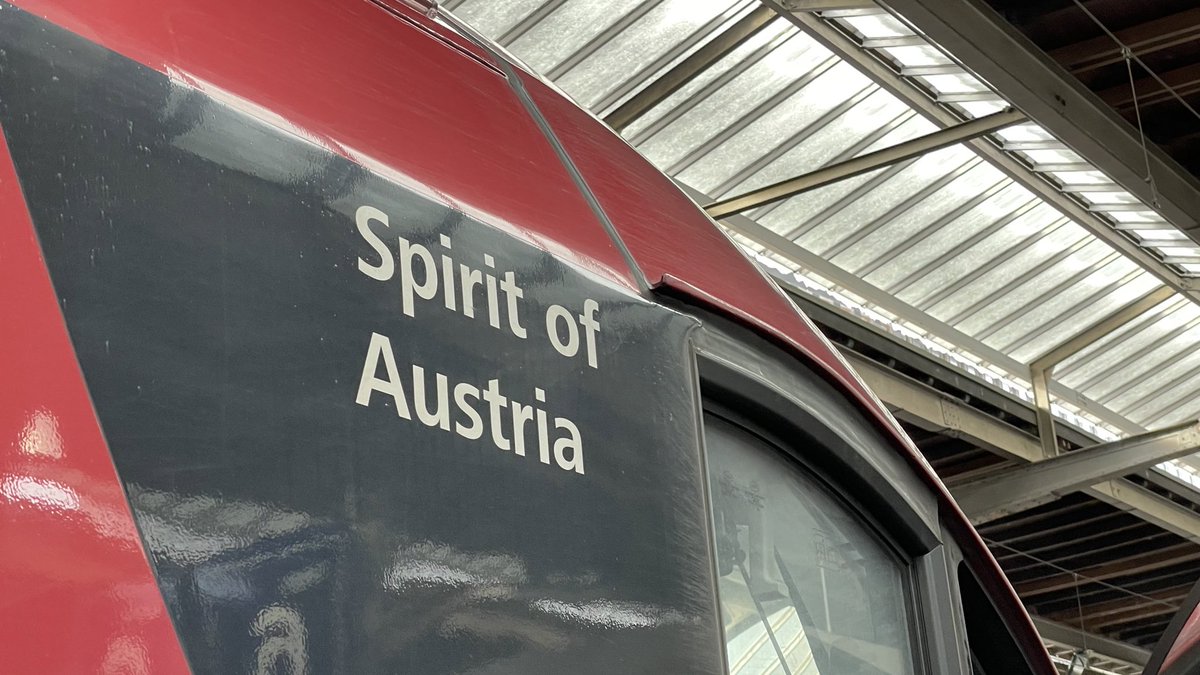 AndreasWiede's tweet image. Another day of commuting between Switzerland🇨🇭and Austria 🇦🇹 on board an @unsereOEBB #Railjet along #Walensee and across the #Arlberg line. The trainset is named “Spirit of Austria”, hence pork roast w/ cabbage &amp;amp; potato dumplings from the @_DiningCar seem to be the perfect match.