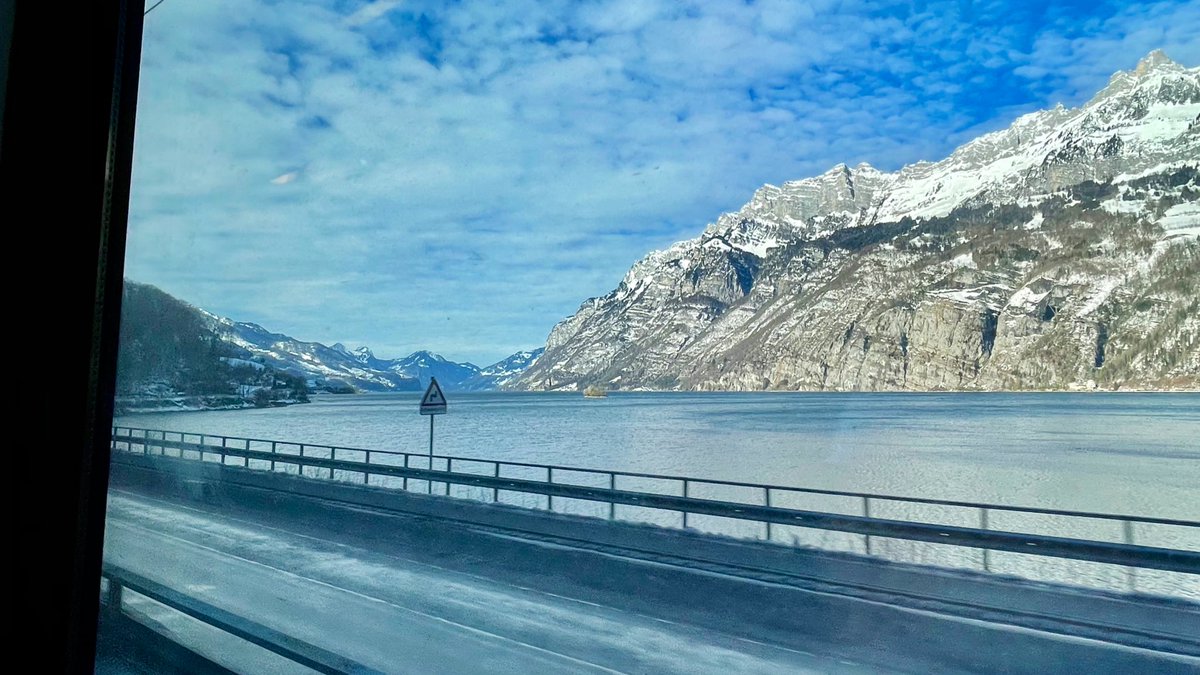AndreasWiede's tweet image. Another day of commuting between Switzerland🇨🇭and Austria 🇦🇹 on board an @unsereOEBB #Railjet along #Walensee and across the #Arlberg line. The trainset is named “Spirit of Austria”, hence pork roast w/ cabbage &amp;amp; potato dumplings from the @_DiningCar seem to be the perfect match.