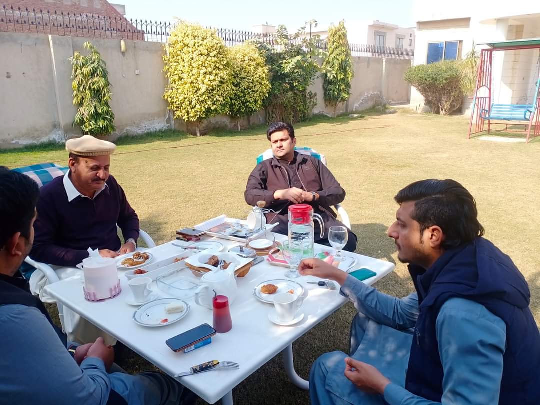 SociaUmer's tweet photo. ملتان پاکستان مسلم لیگ ن ملتان کے ڈویژنل صدر و ایم این اے حلقہ NA160 خان عبدالرحمن خان کانجو کے ترجمان جناب چاچو ملک عطاءاللہّٰ اعوان کی ملتان لودھی ولاء آمد مخدوم محمد علی سرور خان لودھی اور مخدوم محمد عمر سرور خان لودھی سے گپ شپ کی https://t.co/0zVhgPqszJ