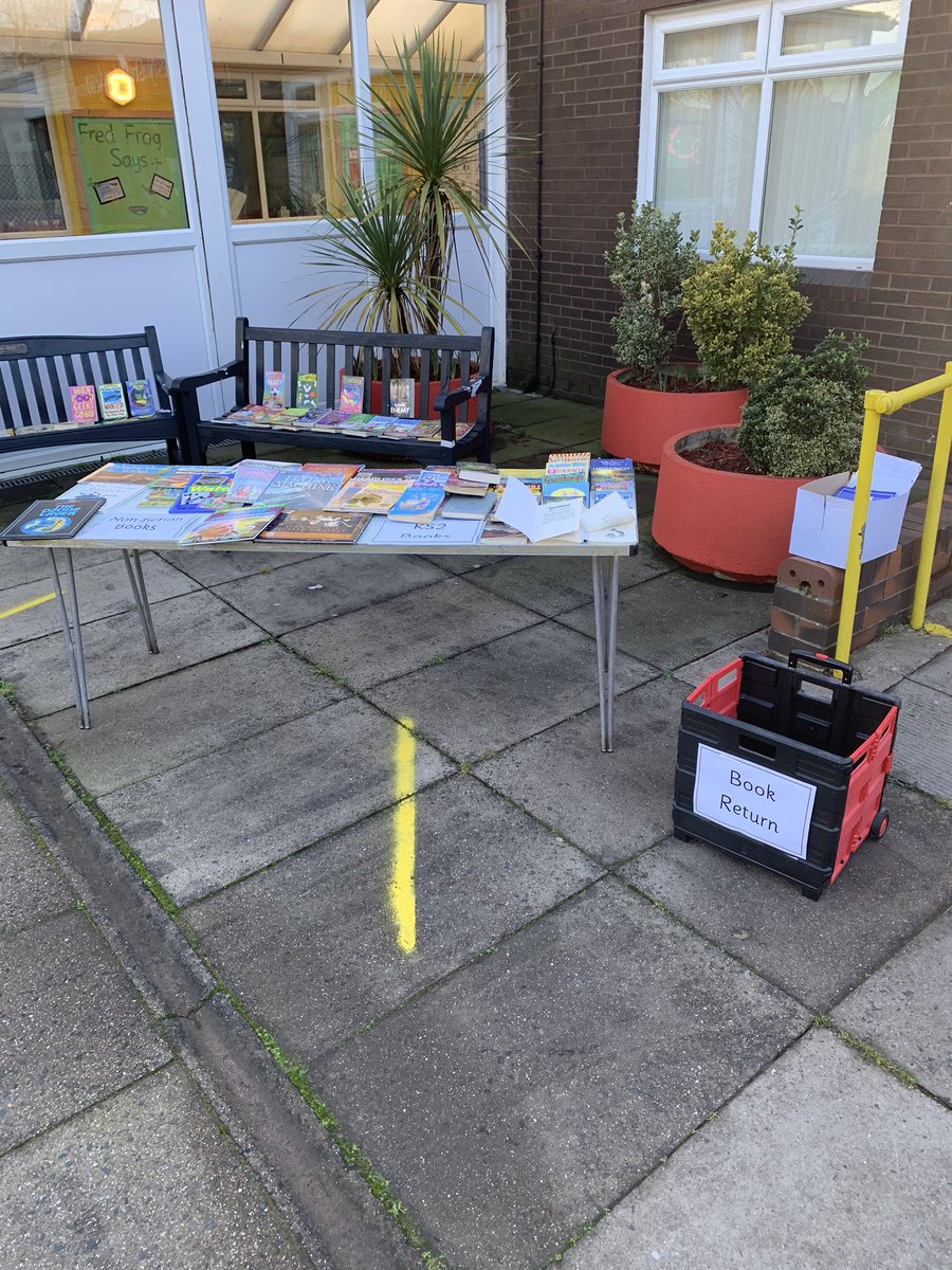 MestyCroft's tweet photo. Our mobile library is open until 1pm today 📚 https://t.co/0a35TCw1zF