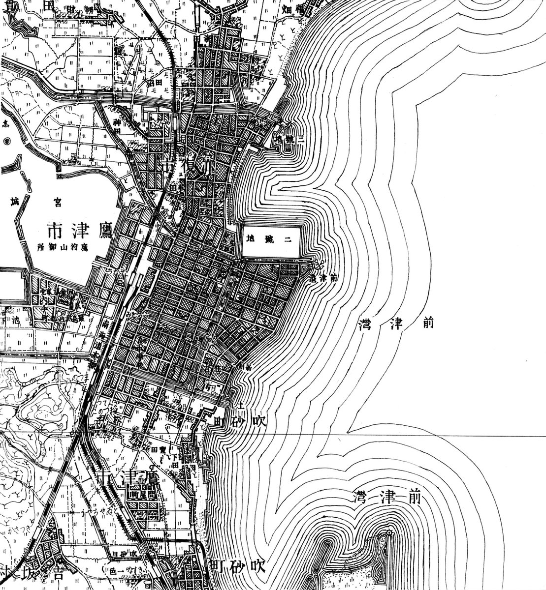 日本でいう明治後期、大正、昭和中期(戦時中)の、鷹津市内の5万分1地形図。街が広がっていく様子をご覧いただきたい。
(全部普通のボールペンで描いてるので、誰でも作れます。みなさんもぜひ作ってみて)
#空想地図 #架空地図 #鷹津市 
