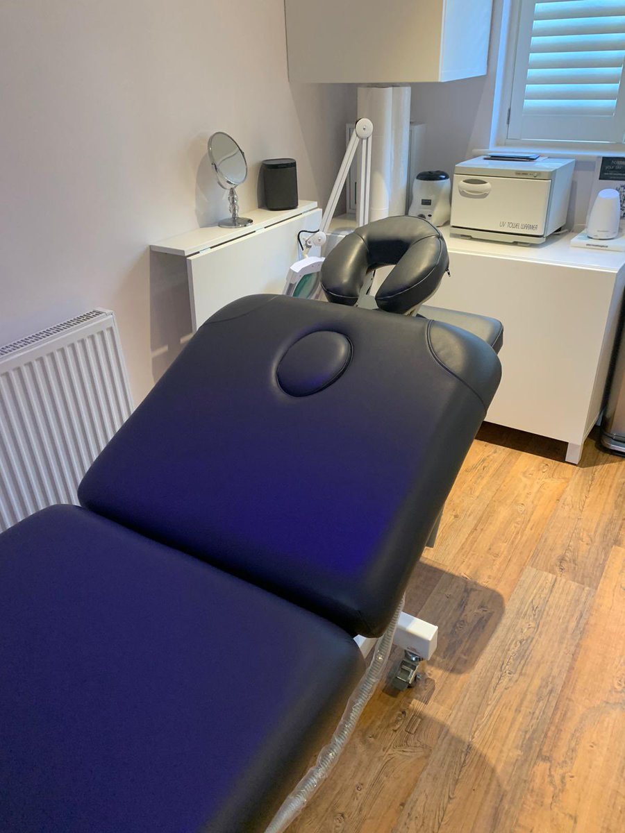 Early delivery &amp; installation in Hertfordshire this morning! This is a MultiFlex 3, with integrated face hole and plug, and face cradle &amp; arm support attached. Cushions finished in the stunning Gunmetal Grey 🤍
#avaloncouches #ukmfg #Electric #healthandwellbeing