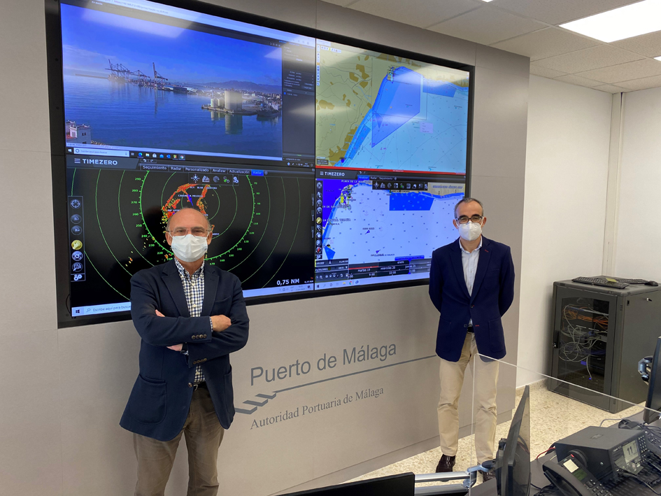 El presidente de la Autoridad Portuaria, @carlos_basabe, presenta las nuevas instalaciones de #MalagaPortControl para coordinar el tráfico marítimo portuario, con una tecnología más eficaz y haciendo hincapié en el ámbito medioambiental. 
Más información: bit.ly/3iA03jO