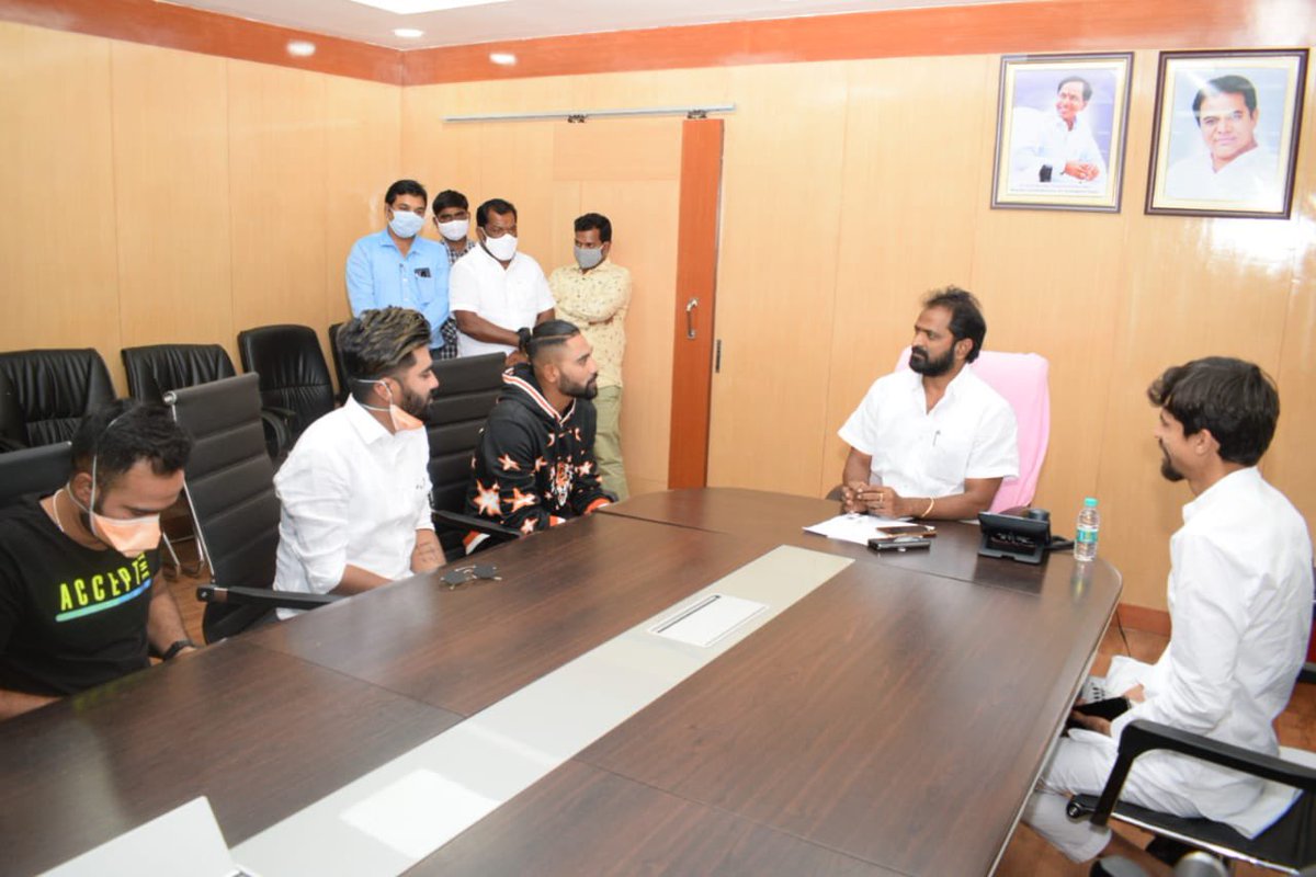 VSrinivasGoud's tweet photo. India Cricketer Mohammed Siraj called on today at Minister Chamber in Ravindra Bharathi. https://t.co/FYaZPIigu7
