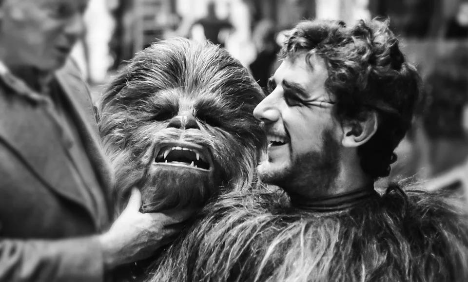 While making The Return Of The Jedi in 1982, 7ft 3in Peter Mayhew was told never to wonder off set in case someone mistook him for Bigfoot and shot him. Just to be on the safe side, two stagehands wea https://t.co/r6zPC24TkS https://t.co/0m6K9uPoTF