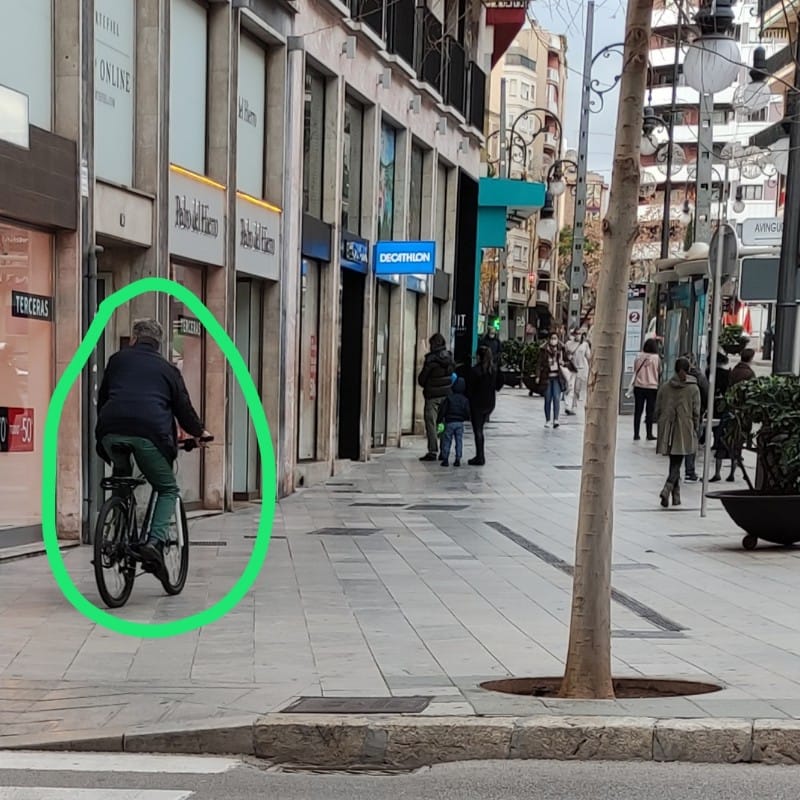 RecuperaBalears's tweet photo. #Palma #JaimeIII #JaumeIII  🛴🚴
¿Palma 30? ¿Prohibir #coches? ¿Respeta, convive? 🤔🧐 Nos siguen denunciando gran cantidad de #vehículos de movilidad personal que van por aceras entre viandantes con total impunidad. @PalmaBarrios_ @AzotePalma @ajuntpalma @policiadepalma https://t.co/3tutMTNn0L