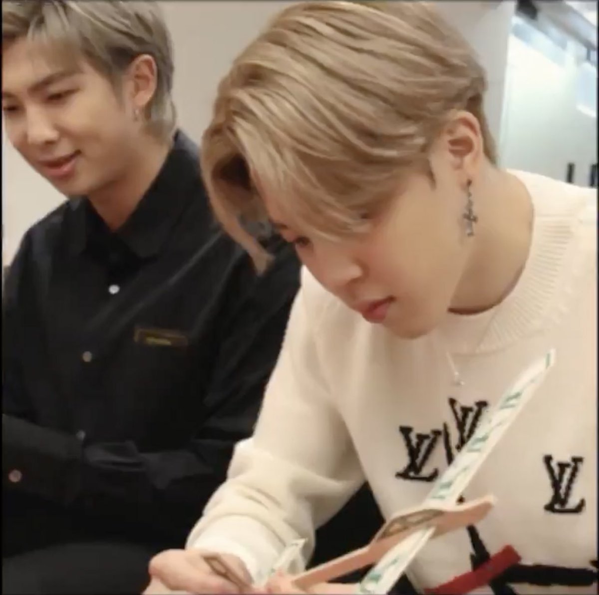 BTSaya95's tweet photo. ヴィトンジミン君やばすぎやしないか〜〜〜🥲 https://t.co/Vw3bRA7930
