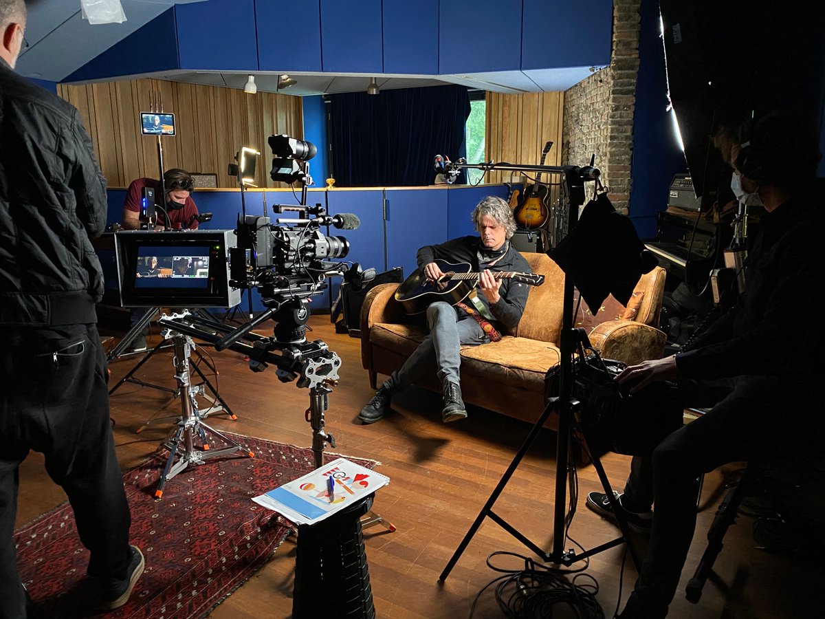 DeCoproducent's tweet photo. De afgelopen maanden zijn we druk bezig geweest met de opnames van de #muziekdocumentaire over multi instrumentalist @jbmeijers. Hier te zien in de legendarische @wisseloord Studios. Mei 2021 op tv bij de @omroepntr. #decoproducent #televisie #documentaire #medianieuws #freelance https://t.co/Iozm2R8viw