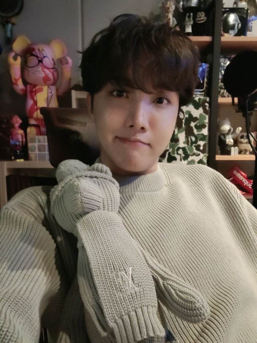 BTSNewsBrasil's tweet photo. [WEVERSE] JHope moments. 

“🧐🥴😏”

@BTS_twt https://t.co/1N2gkAdUPo