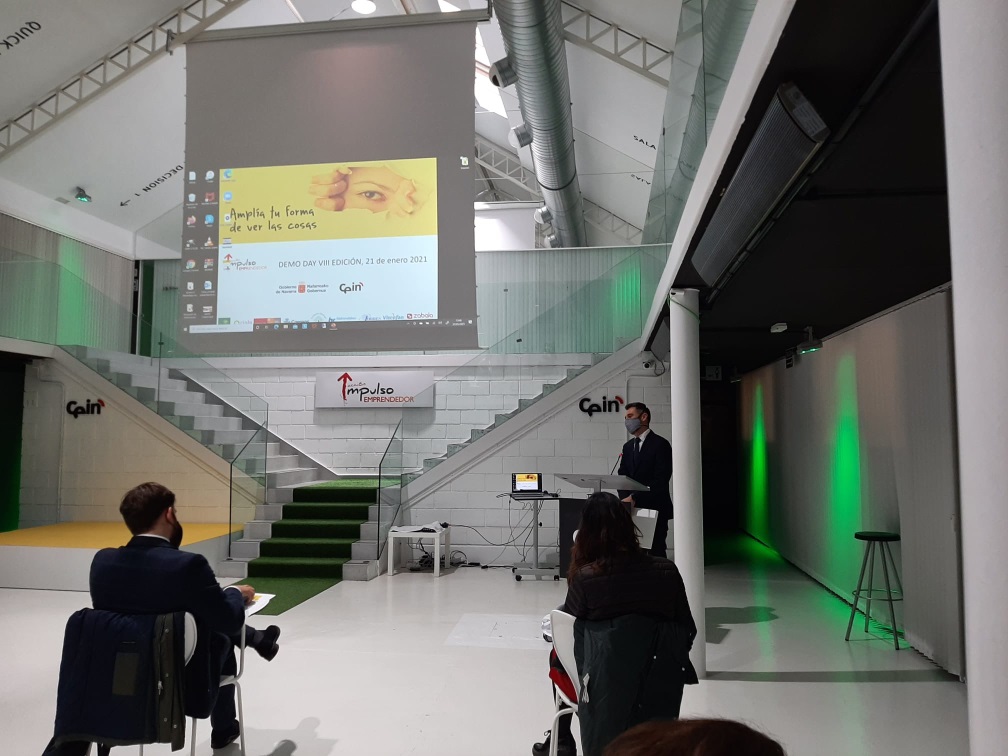 ceinnavarra's tweet photo. #ImpulsoEmprendedor es posible gracias a nuestras empresas colaboradoras: @CajaRuralNav @Ns_Cinfa @esMONDRAGON @Correos @Geoalcali @Hidro_Rubber @MtorresRsc #Viscofan y @Zabala_IC. En el demo day de hoy, @jonangu interviene en nombre de todas ellas https://t.co/zUlc0rk6UU