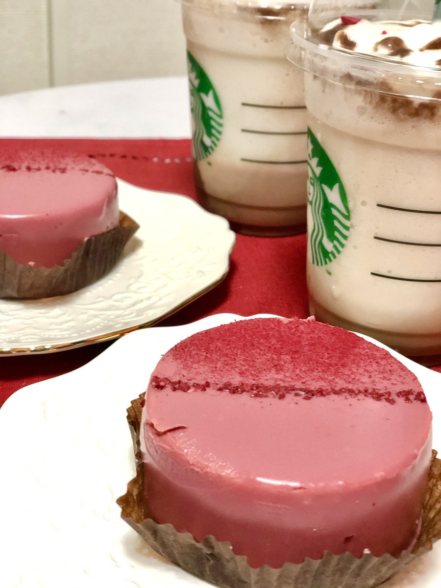 クラーケンベール スタバ ルビーチョコレートケーキ メルティ生チョコレートフラペチーノ ルビーチョコケーキ うま 濃厚 滑らか 味は表現しづらいが絶対リピする しかもこの見た目