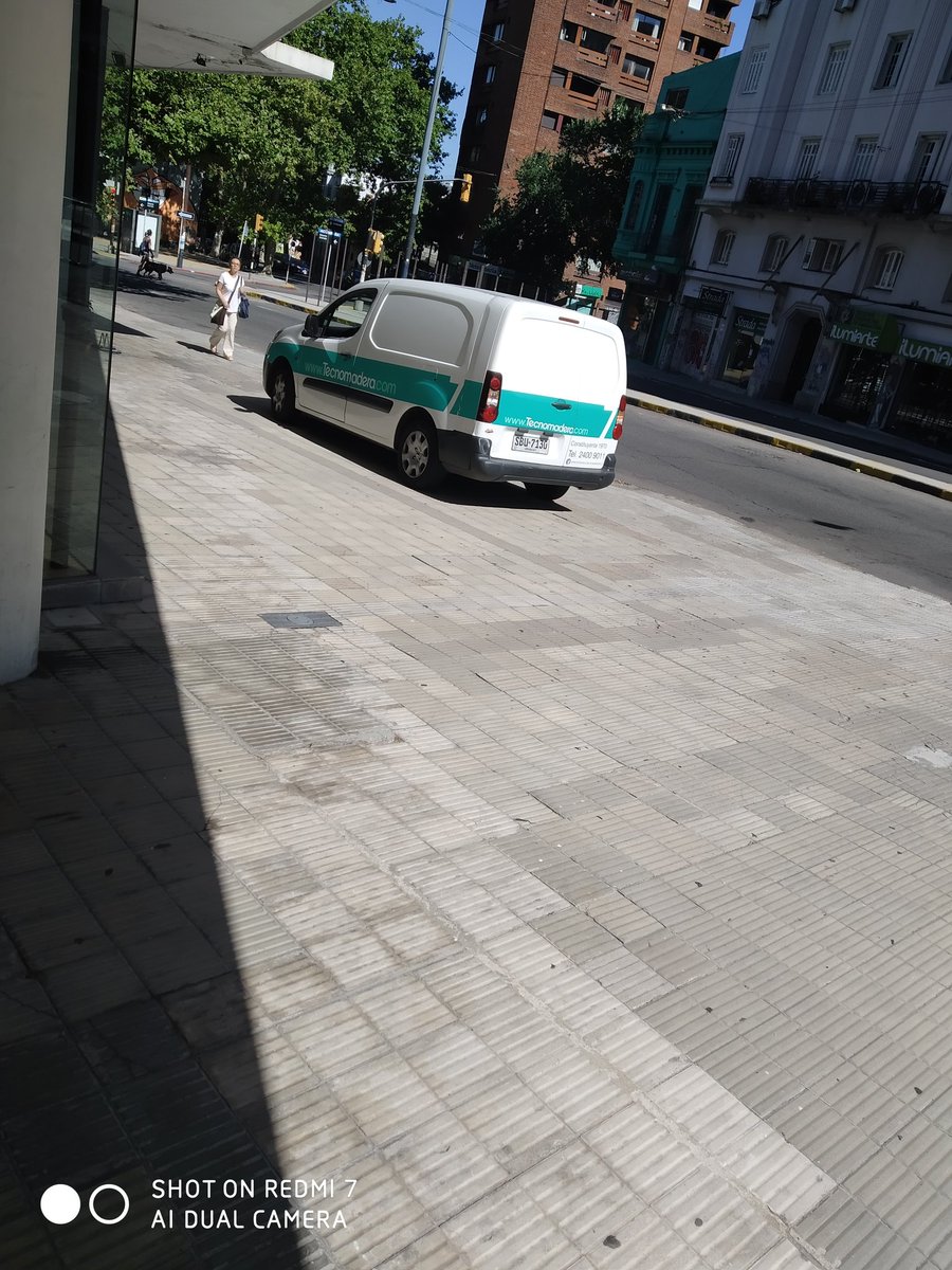 Jueves 21 de enero casi a las 10 de la mañana los señores de <a href="/TecnomaderaUY/">Tecnomadera</a> no saben que los autos se paran en la calle y no es la primera vez. <a href="/imtransito/">Montevideo Tránsito</a> pongan chanchos a ver si aprenden