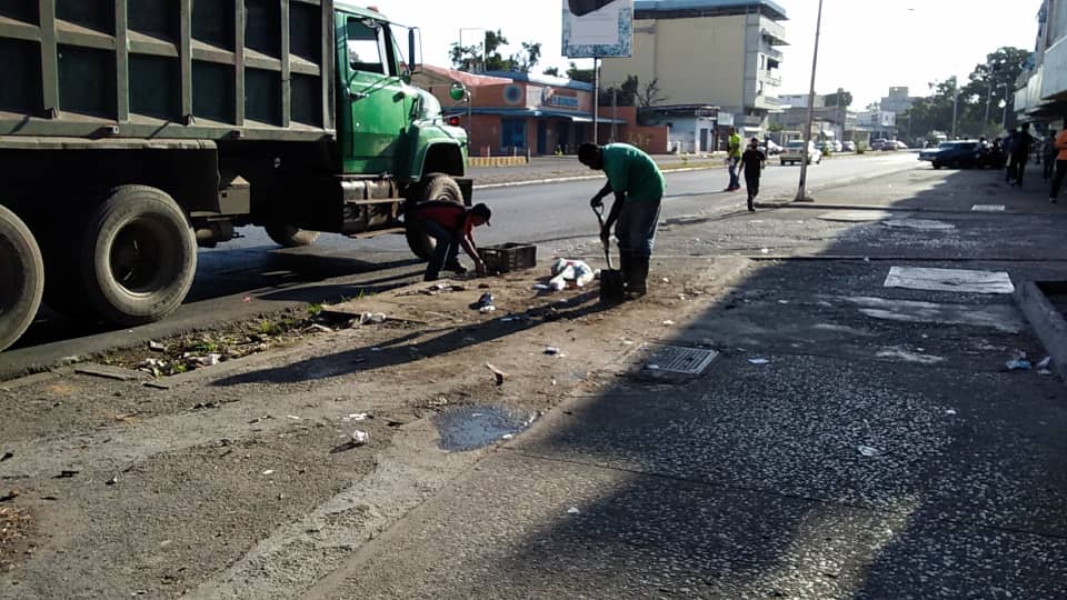 #21Ene Desde temprano nuestro equipo de mantenimiento municipal se despliega en la Av. #Aragua , con acciones con recolección de desechos sólidos.

Recuerda vecino, ya esta en marcha el plan de abordaje semanal por parroquia, ubica el día que corresponde a tu comunidad.