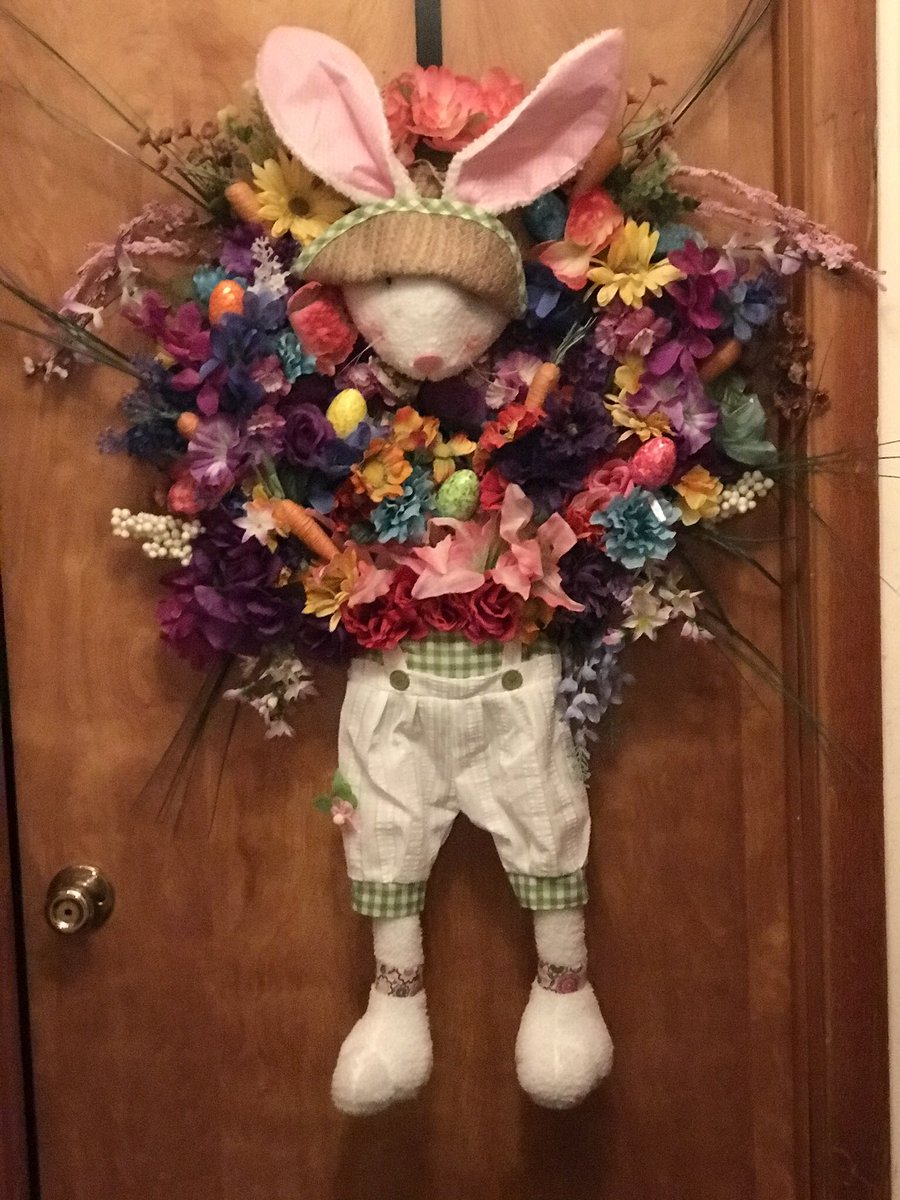 My Wreath pick of the day! etsy.com/shop/craftingb…    #easterwreath #easterbunny 
#Easterhomedecor
