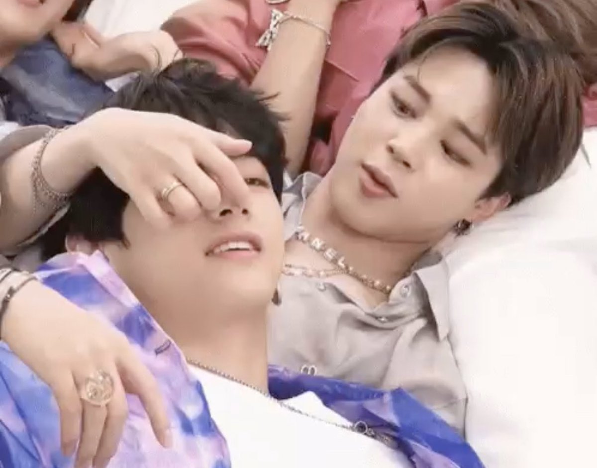 UMMM IS TAEHYUNG THE ONLY PERSON THAT EXISTS JIMIN???