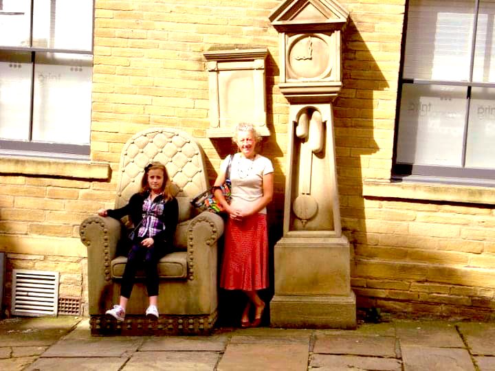 @ruxxnaqvi @SirWilliamD @YourWullie @Bradford_TandA @bradfordmdc @visitBradford Summer 2009 my youngest daughter Eleanor aged 10yrs and me. I was blown away by this it’s a masterpiece 😊