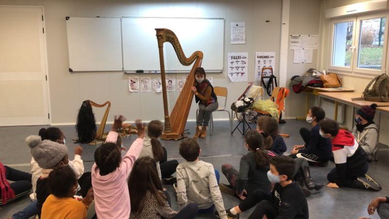 OrchestreOpéraMassy (@orchoperamassy) on Twitter photo Aujourd'hui notre harpiste Frédérique Garnier s'est rendue à l'école Roux-Tenon de Massy. De la préhistoire à nos jours, elle raconte aux enfants l'histoire de son instrument fascinant, en musique !
Photo: Stéphane Pierrette
<a href="/villedemassy/">Ville de Massy</a> <a href="/CDEssonne/">Département de l'Essonne</a> Aujourd'hui notre harpiste Frédérique Garnier s'est rendue à l'école Roux-Tenon de Massy. De la préhistoire à nos jours, elle raconte aux enfants l'histoire de son instrument fascinant, en musique !
Photo: Stéphane Pierrette
<a href="/villedemassy/">Ville de Massy</a> <a href="/CDEssonne/">Département de l'Essonne</a>