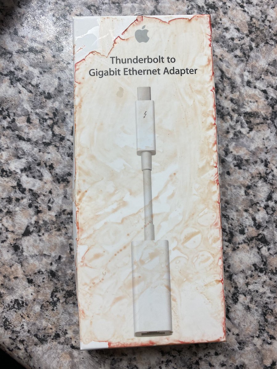 Na 3x een mail te hebben ontvangen van <a href="/PostNL/">PostNL</a> dat het pakketje van <a href="/bol_com/">bol</a> onderweg is. Gisteren dan eindelijk ontvangen, de enveloppe zag er al vies uit maar binnen in..een met bloed besmeerd doosje ontvangen. Hoe vies en onsmakelijk is dit!😡🤮#durfhetnietopentemaken #bloed