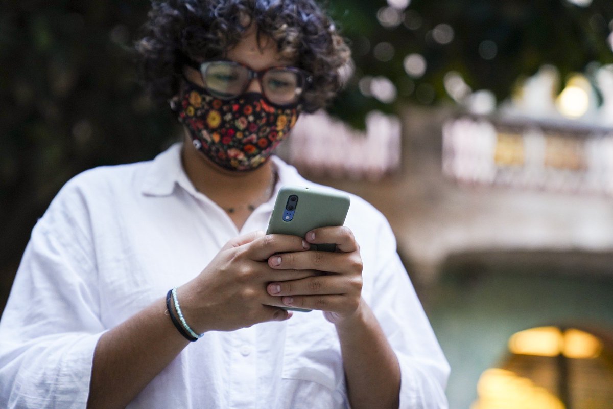  Millor connexió El 84% de les llars tenen fibra òptica. El 91% dels barcelonins i barcelonines disposen d'un telèfon intel·ligent i la majoria té contractada una tarifa de dades. Una mitjana de 6 dispositius a les llars de renda alta, i de 4,8 a les de renda baixa.