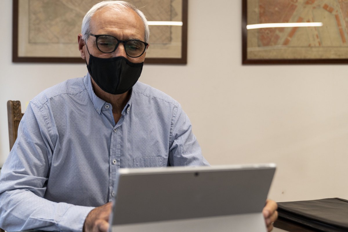  Ús d'internet El 96% de les persones enquestades menors de 75 anys s'hi havien connectat el dia abans de respondre l'enquesta. El 47% dels majors de 74 anys s'hi connecten diàriament. El 35% dels majors de 74 anys no s'hi han connectat mai.