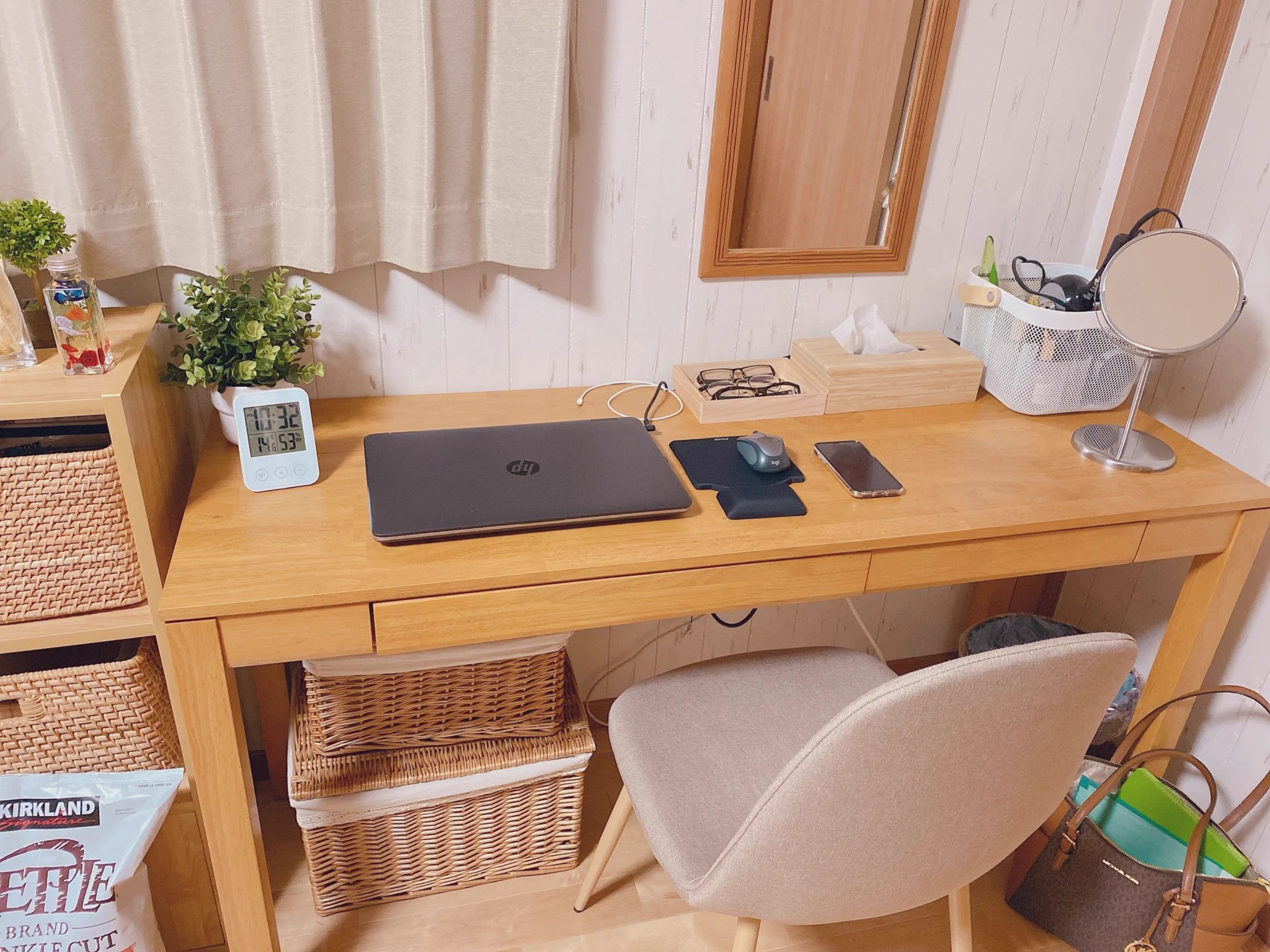 一面本棚？オシャレに見せかけたオタク部屋が素敵！