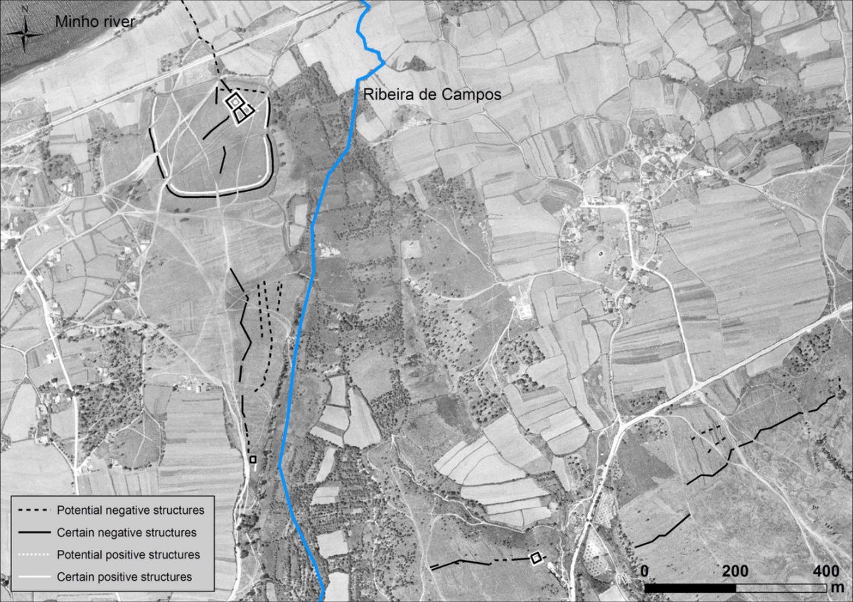 (5/6) Photointerpretation showed a square structure surrounding another circular structure, with an additional section stretching towards the south-east. But this all was inside a larger, square structure with rounded corners, and other structures!!!  #RomanFortThursday