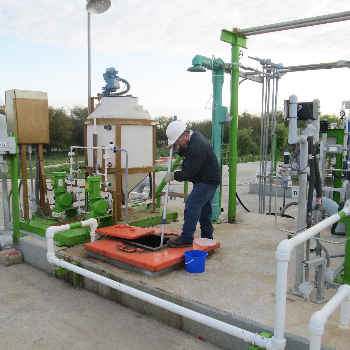 microanalisis's tweet photo. Para preservar la calidad del agua en sistemas hasta la entrega al consumidor, debe someterse a tratamientos de potabilización. Realizamos toma de muestras y análisis del agua de abastecimiento y distribución en sus instalaciones bajo los lineamientos de la NOM-127-SSA1-1994. https://t.co/4bYpLWrBqs