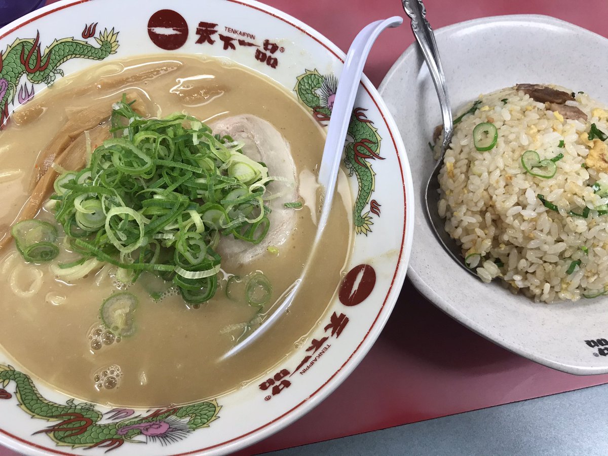 gorilla_smoking's tweet photo. 今年3杯目のラーメン( ´Д`)y━･~~
駒沢大学〜
#天下一品
#コッテリ
#チャーハンセット
#駒沢大学 https://t.co/2Cn8kvLlKt