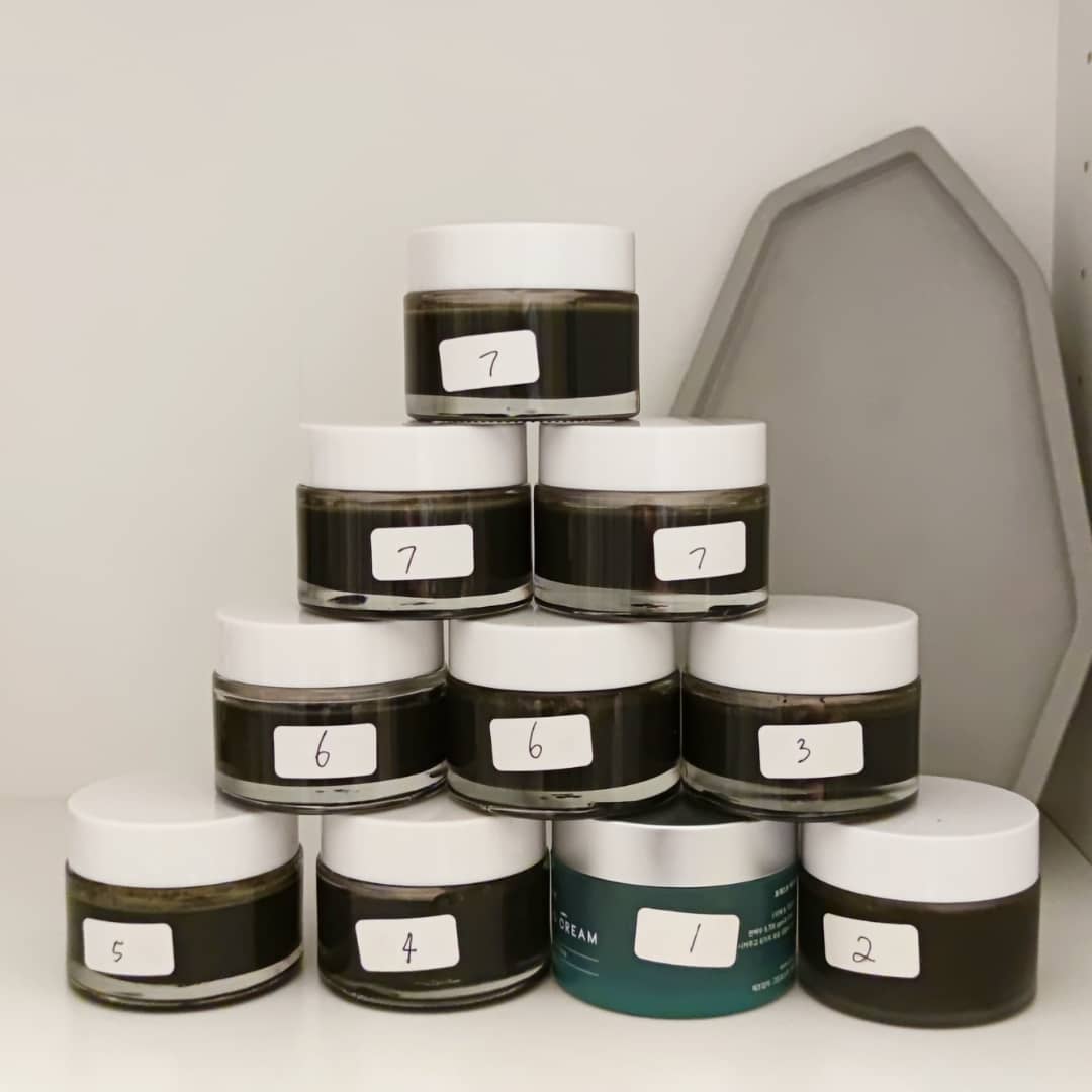 Saya sukakan Clay Mask. Saya sukakan home spa, saya sukakan resultnya. Kulit bersih, lembut, licin. Tapi sepanjang proses tu, saya nampak ada banyak kelemahan yang muncul.Dlm gambar: kenangan sampel yang saya buat tp tak jadi utk produk baru ni.